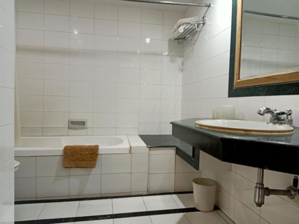 Shingar Regency Hotel Manāli Buitenkant foto